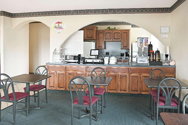 Отель Super 8 By Wyndham Montgomery/ Lake Conroe