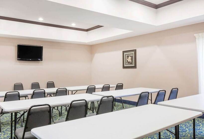 Отель Spark By Hilton Nacogdoches