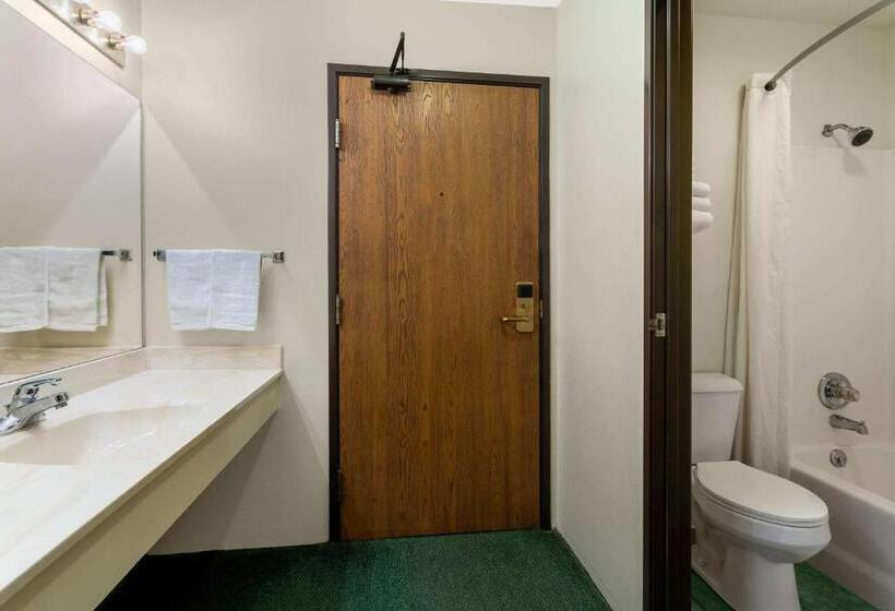 فندق Super 8 By Wyndham Reedsburg