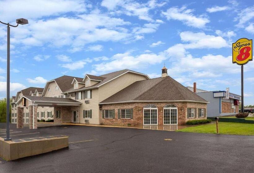 فندق Super 8 By Wyndham Reedsburg