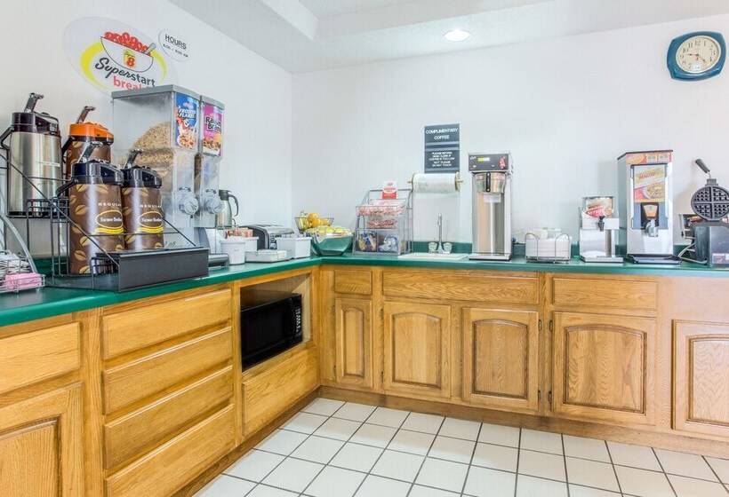 فندق Super 8 By Wyndham Reedsburg