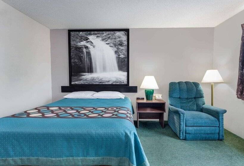 فندق Super 8 By Wyndham Reedsburg