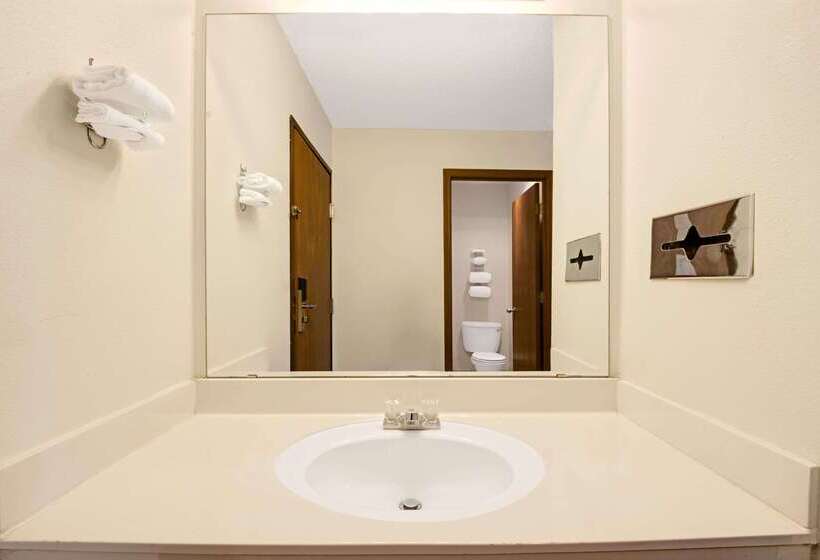 هتل Super 8 By Wyndham Riverside/kansas City