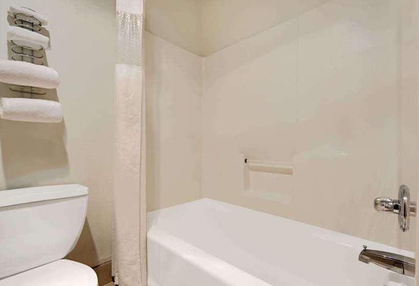 هتل Super 8 By Wyndham Riverside/kansas City