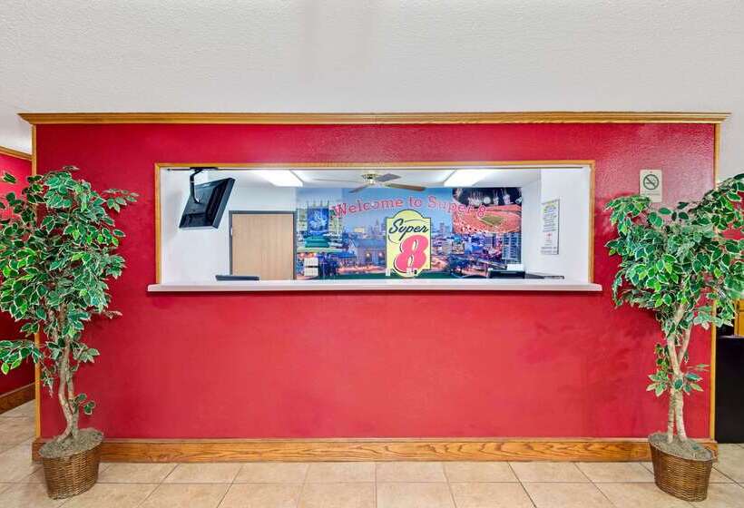هتل Super 8 By Wyndham Riverside/kansas City