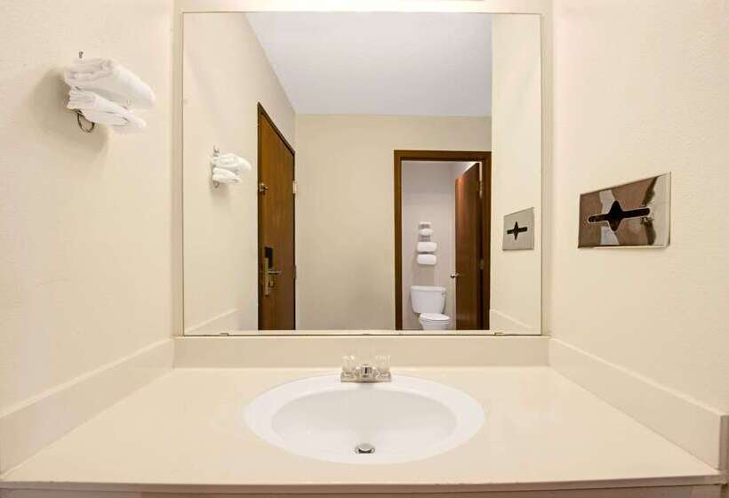 هتل Super 8 By Wyndham Riverside/kansas City