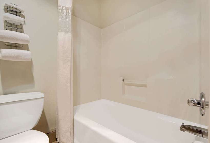 هتل Super 8 By Wyndham Riverside/kansas City