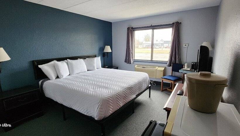 The Oasis Hotel & Bar