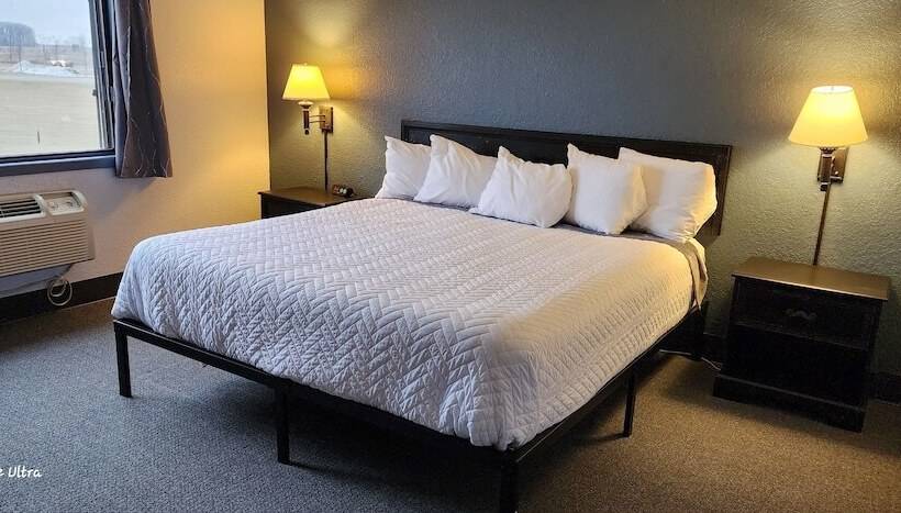 The Oasis Hotel & Bar