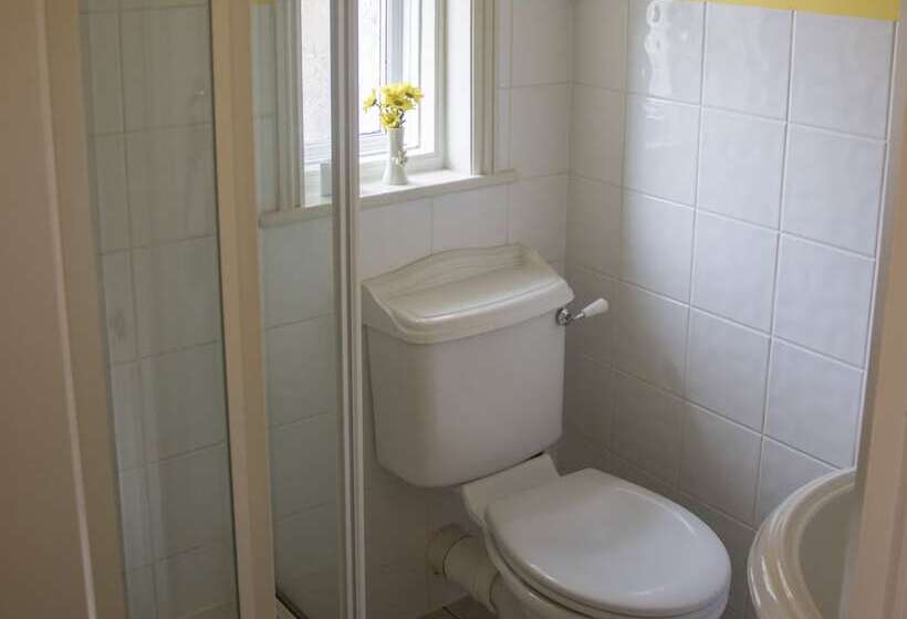 Отель Albert & Victoria Guest House