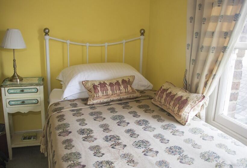 Отель Albert & Victoria Guest House