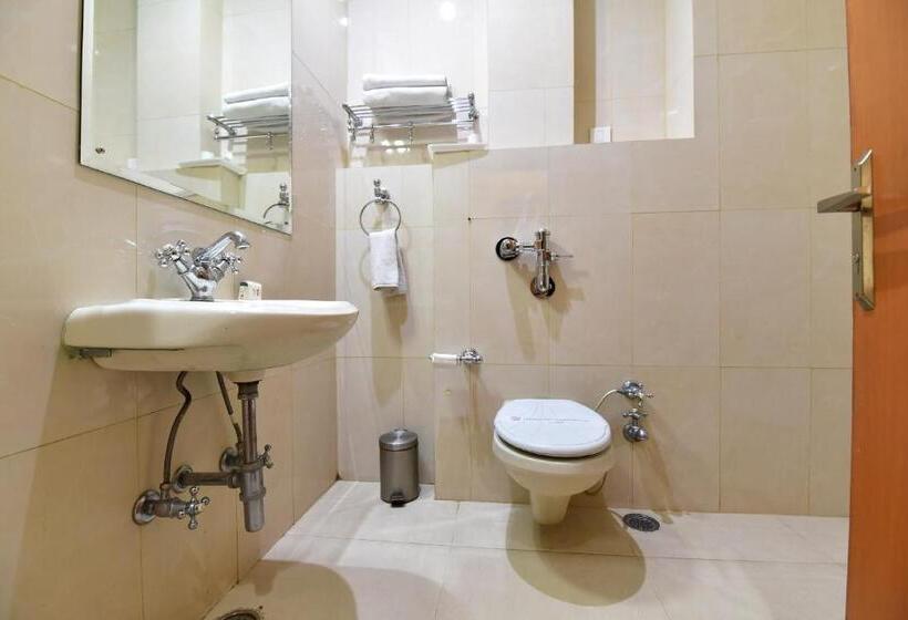 هتل Broadways Inn