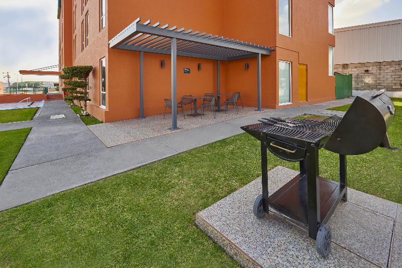 בית מלון כפרי City Express Junior By Marriott Guadalajara Periferico Sur