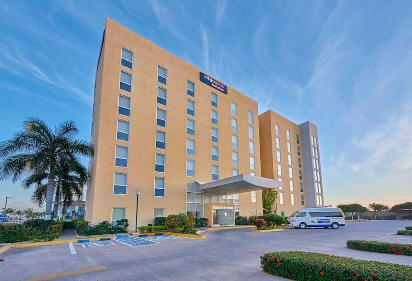 בית מלון כפרי City Express By Marriott Manzanillo