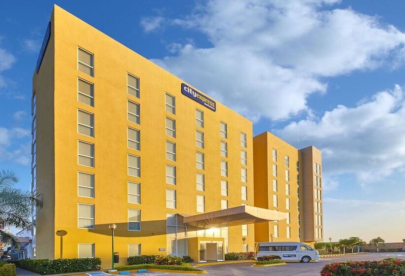 בית מלון כפרי City Express By Marriott Manzanillo