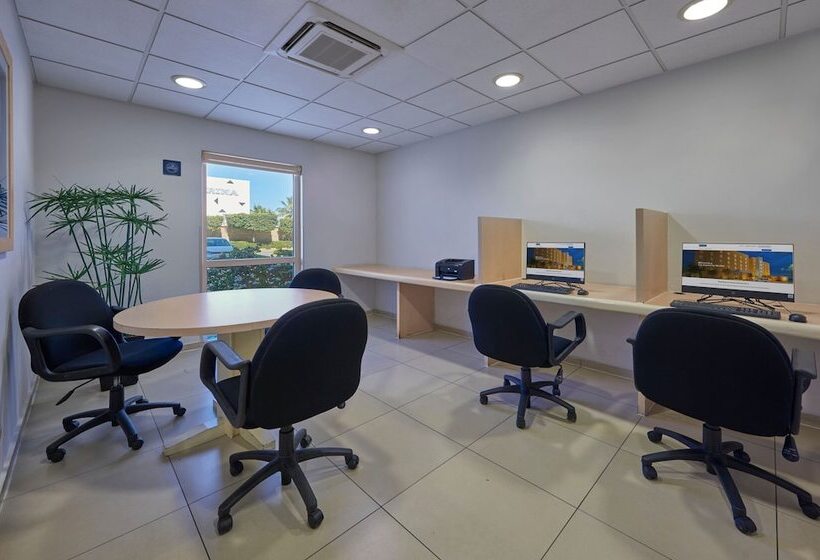 בית מלון כפרי City Express By Marriott Manzanillo