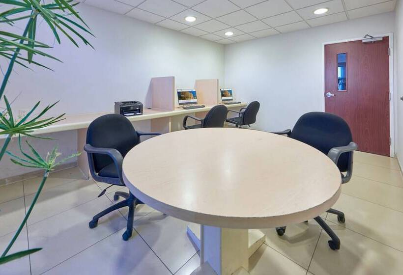 בית מלון כפרי City Express By Marriott Manzanillo