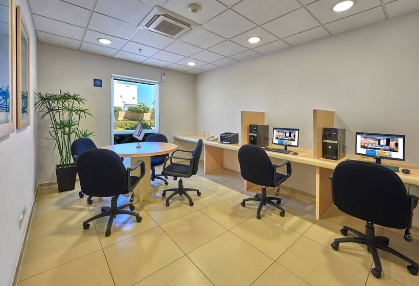 בית מלון כפרי City Express By Marriott Manzanillo