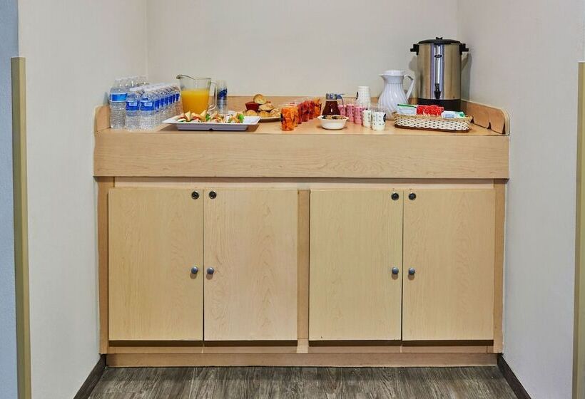 בית מלון כפרי City Express By Marriott Manzanillo