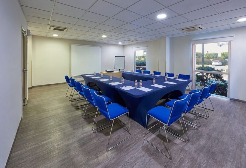 בית מלון כפרי City Express By Marriott Manzanillo