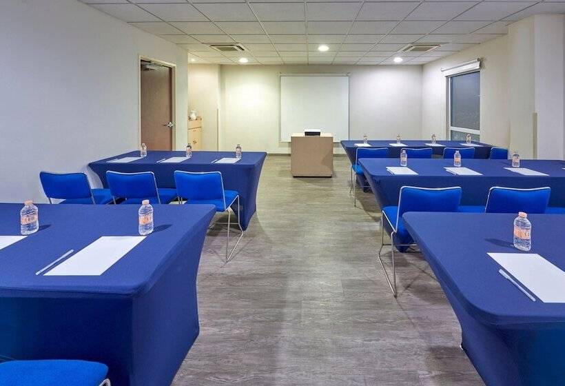 בית מלון כפרי City Express By Marriott Manzanillo