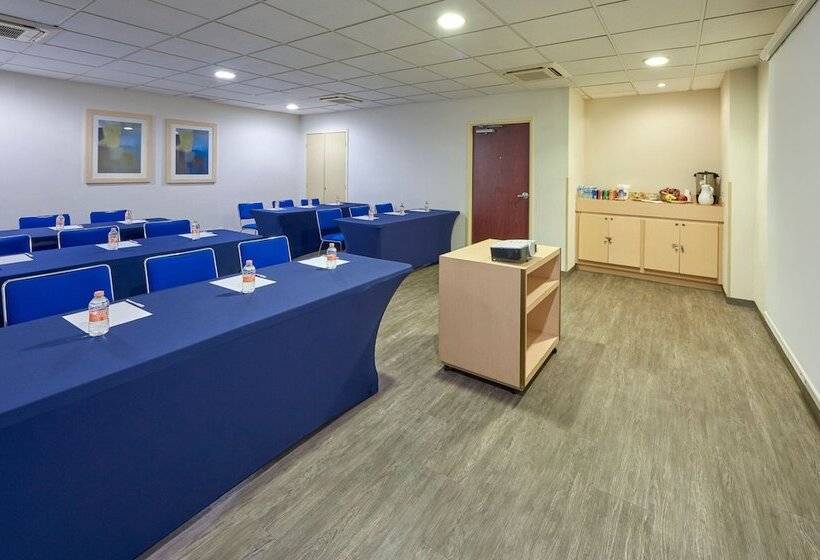 בית מלון כפרי City Express By Marriott Manzanillo