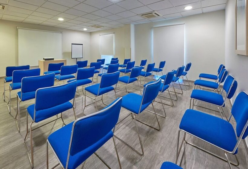 בית מלון כפרי City Express By Marriott Manzanillo