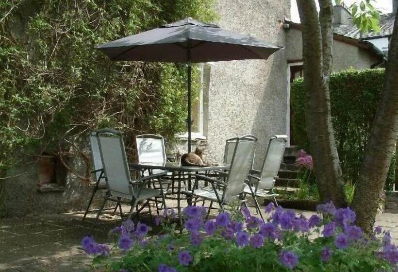 Отель College House