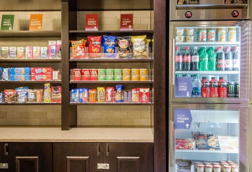 فندق Russell Inn & Suites