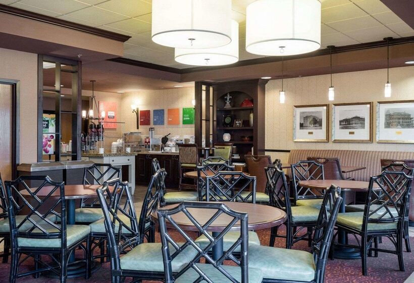 فندق Russell Inn & Suites