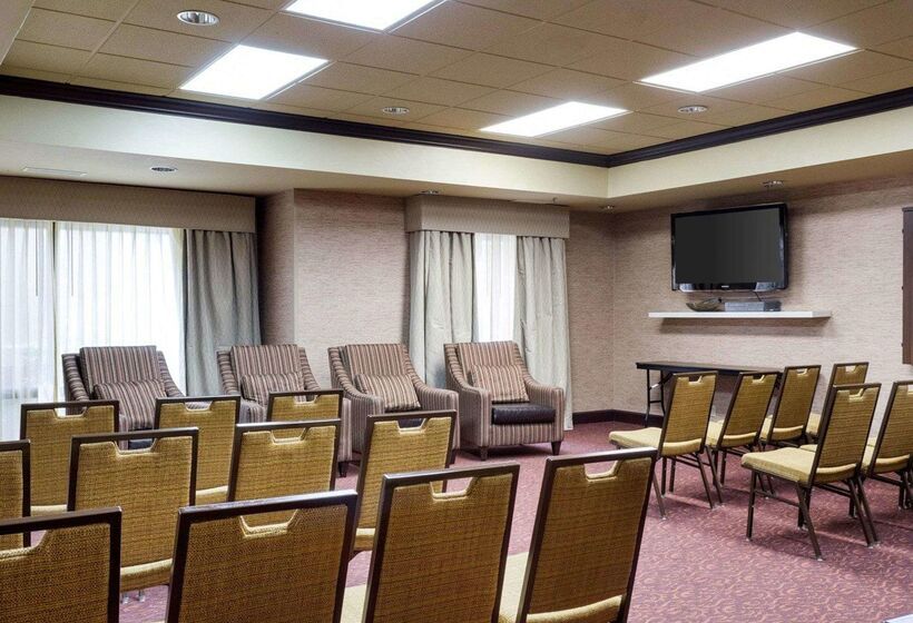 فندق Russell Inn & Suites