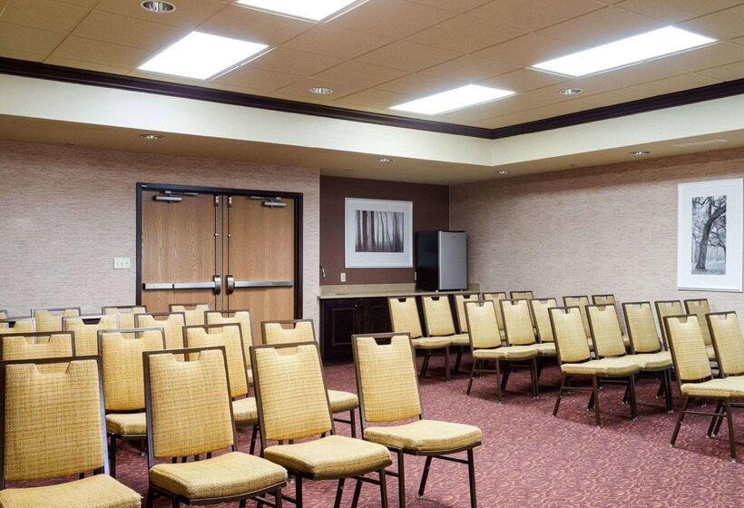 فندق Russell Inn & Suites