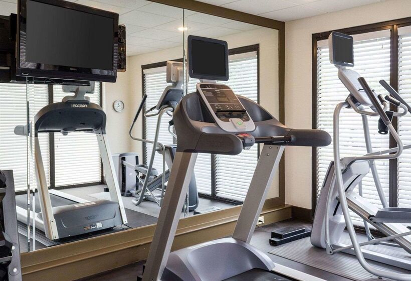 فندق Russell Inn & Suites