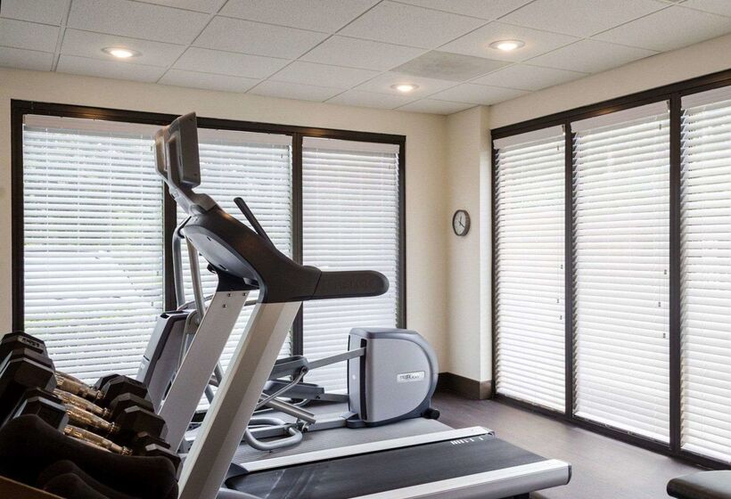 فندق Russell Inn & Suites