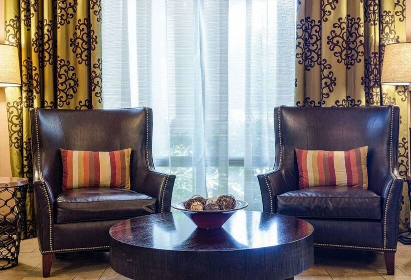 فندق Russell Inn & Suites