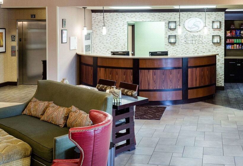 فندق Russell Inn & Suites