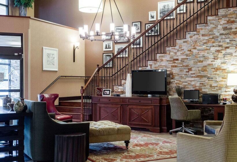 فندق Russell Inn & Suites