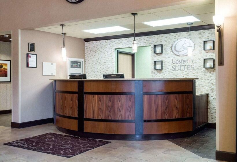 فندق Russell Inn & Suites