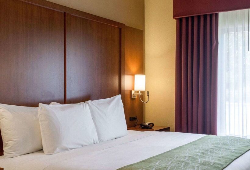 فندق Russell Inn & Suites