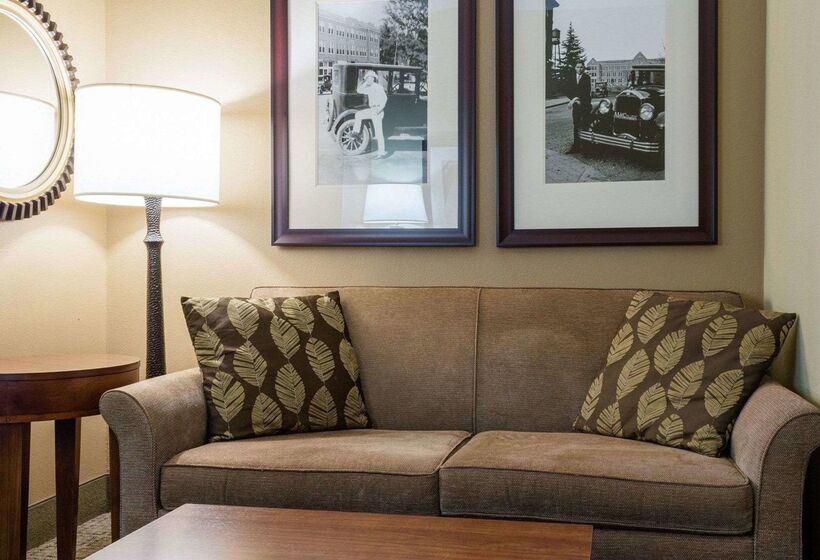 فندق Russell Inn & Suites