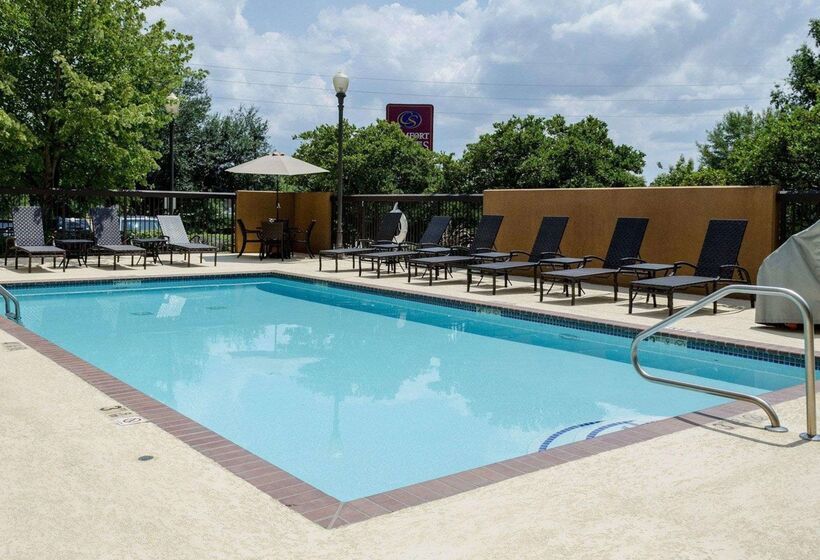 فندق Russell Inn & Suites