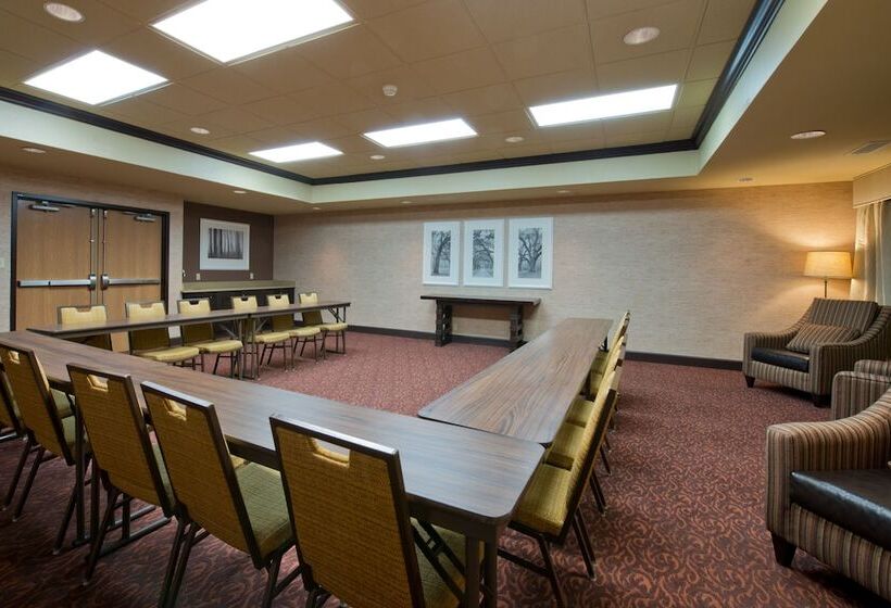 فندق Russell Inn & Suites