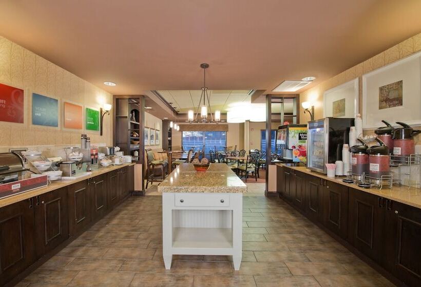 فندق Russell Inn & Suites