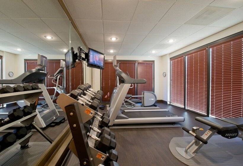 فندق Russell Inn & Suites