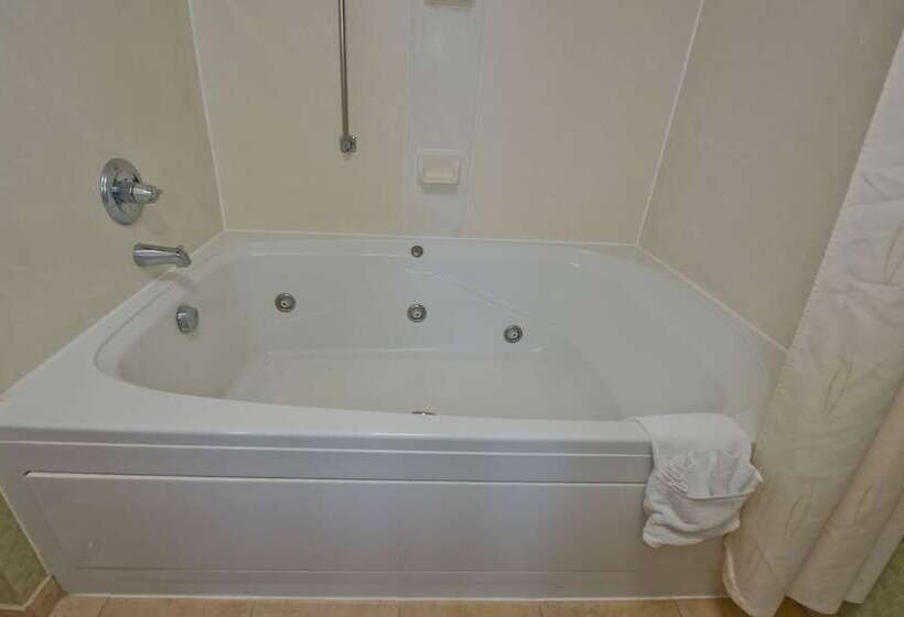 فندق Russell Inn & Suites