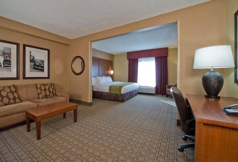 فندق Russell Inn & Suites