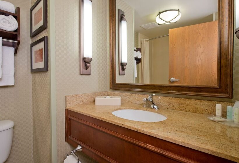 فندق Russell Inn & Suites