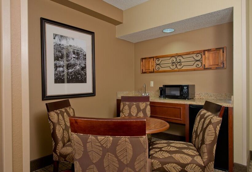 فندق Russell Inn & Suites