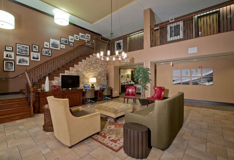 فندق Russell Inn & Suites