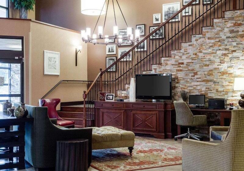 فندق Russell Inn & Suites